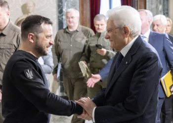 Zelenski, recibido con honores militares por el jefe del Estado italiano