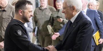 Zelenski, recibido con honores militares por el jefe del Estado italiano
