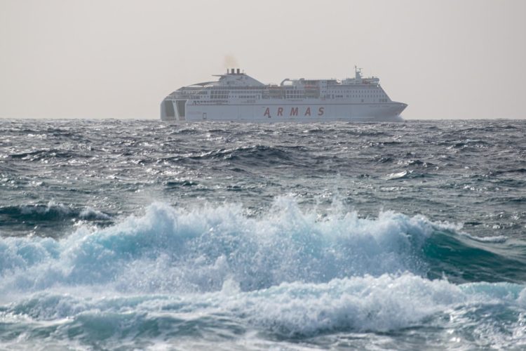 Imagen de archivo de un ferry en alta mar. EFE/Javier Fuentes