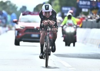 Evenepoel gana la crono y se viste de rosa