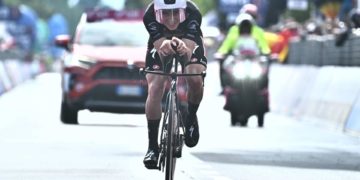 Evenepoel gana la crono y se viste de rosa