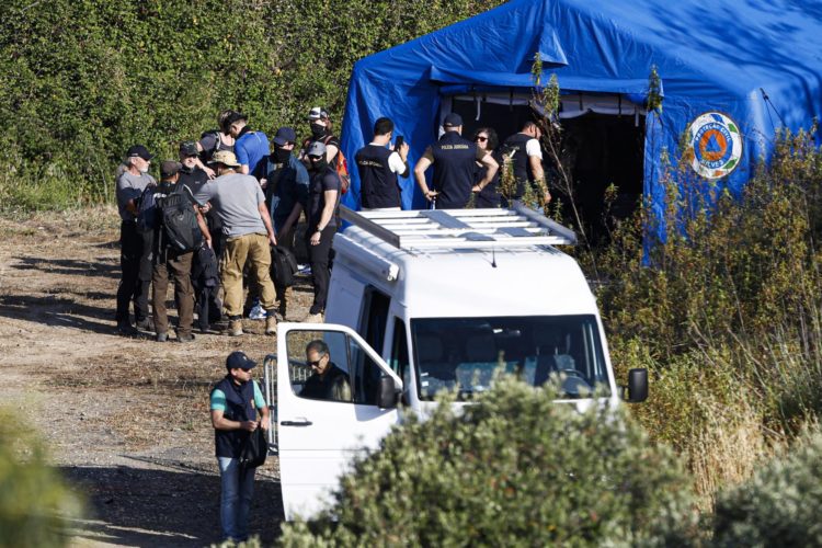 Silves (Portugal), 25/05/2023.- Authorities gather at a Judiciary Police (PJ) makeshift base camp in the Arade dam area, Faro district, during the new search operation amid the investigation into the disappearance of Madeleine McCann, in Silves, Portugal, 25 May 2023. The operation, which began on 23 May, stems from a European Investigation Order addressed by the German authorities to Portugal and focuses on the Arade dam, located about 50 kilometers from Praia da Luz, where the child disappeared on 03 May 2007 while on vacation with her parents. EFE/EPA/LUIS FORRA