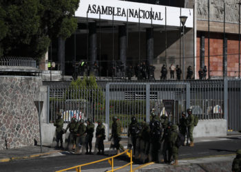 El presidente de Ecuador disuelve el Parlamento y aplica la «muerte cruzada»