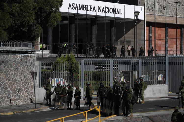 Policías y militares vigilan los exteriores de la sede de la Asamblea Nacional (Parlamento) en Quito (Ecuador). EFE/ Jose Jacome