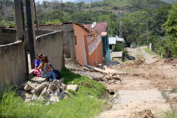 Sin vialidad para el paso de vehículos, con deslizamientos constantes de terrenos, y casas que se siguen fracturando, viven en la calle 3 de Las Dantas. Fotos: Carlos Eduardo Ramírez