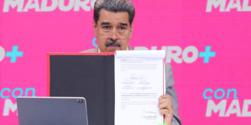 Maduro firma una ley para la protección de los activos de Venezuela en el exterior