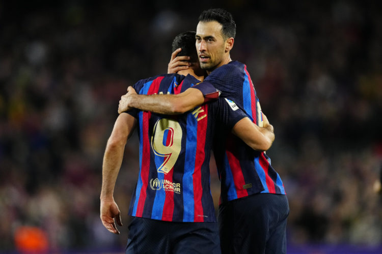 Los jugadores del FC Barcelona, el polaco Robert Lewandowski (i) y Sergio Busquets, celebran un gol en el Camp Nou, en Barcelona. EFE / Enric Fontcuberta.