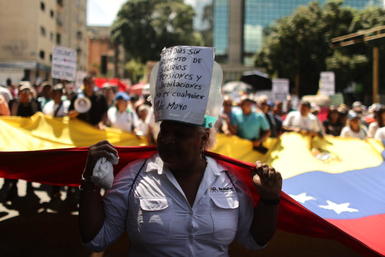 Decenas de personas marchan para exigir mejores condiciones laborales durante la conmemoración del Día Internacional de los Trabajadores en las calles de Caracas (Venezuela). EFE/ Miguel Gutiérrez