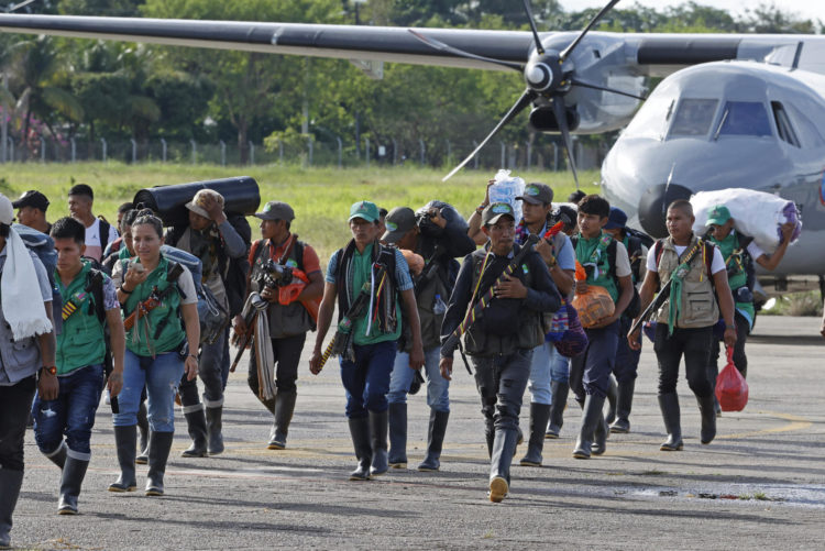 Pobladores indígenas llegan a San José del Guaviare para unirse a los grupos de búsqueda de los menores perdidos en la selva tras un accidente aéreo, el 21 de mayo de 2023, en Guaviare (Colombia). EFE/Mauricio Dueñas Castañeda