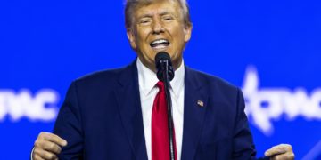 Trump dice que acabará con la ciudadanía automática para hijos de indocumentados