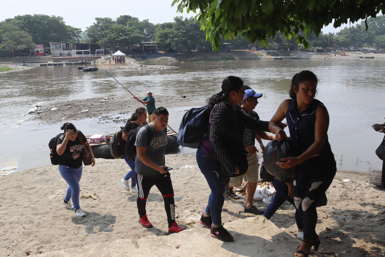 Migrantes cruzan el río Suchiate el 13 de mayo de 2023, en la ciudad de Tapachula, Chiapas (México). EFE/ Juan Manuel Blanco