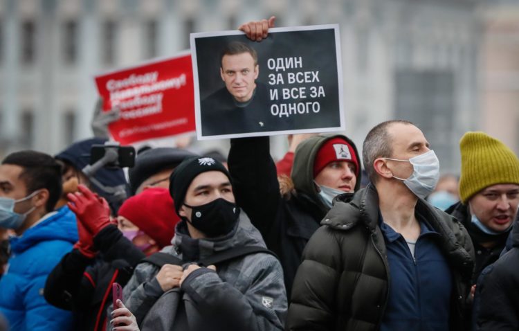 Seguidores del opositor Alexei Navalni se manifiestan en su apoyo en enero de 2021 en Moscú. EFE/EPA/YURI KOCHETKOV