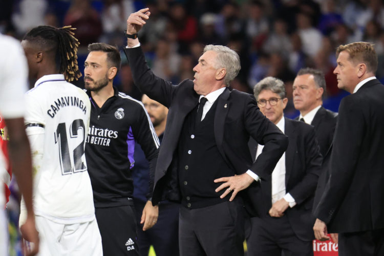 El técnico italiano del Real Madrid Carlo Ancelotti (c) protesta una decisión arbitral durante el partido correspondiente a la jornada 34 de LaLiga Santander que enfrentó al Real Madrid y Getafe SAD el pasado sábado en el Santiago Bernabéu. EFE/ Zipi Aragon