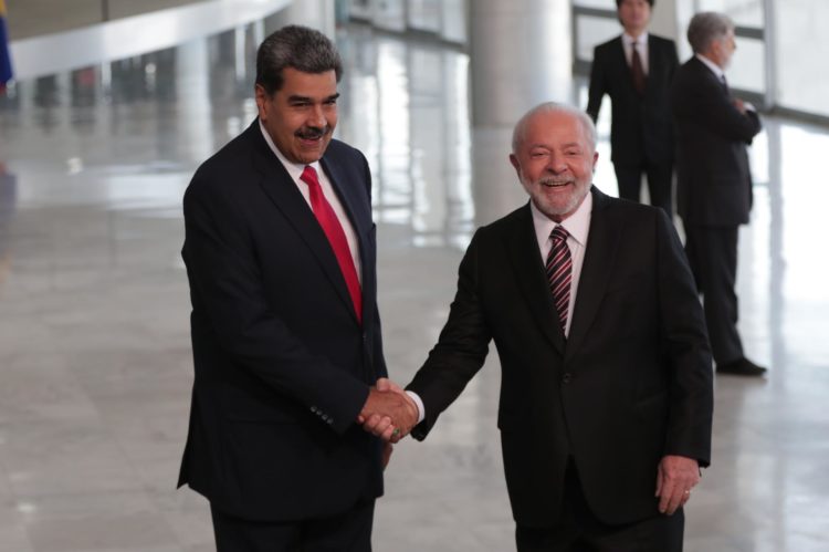 El presidente de Brasil, Luiz Inácio Lula da Silva, estrecha la mano de su homólogo venezolano, Nicolás Maduro, hoy, en el Palacio do Planalto, en Brasilia (Brasil). EFE/ André Coelho