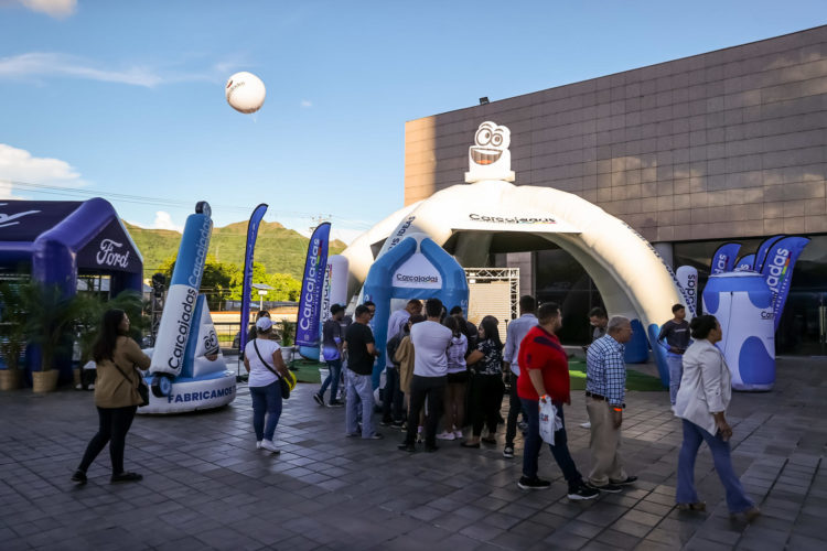 Personas visitan la Expo Fedecámaras Carabobo 2023, hoy, en Valencia (Venezuela).EFE/ Miguel Gutierrez