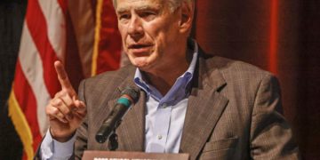 El gobernador de Texas envía helicópteros a la frontera con México y promete endurecer las leyes