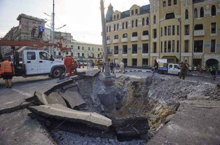 Imagen del impacto de un misil ruso en una calle de Járkov en agosto de 2022. EFE/EPA/SERGEY KOZLOV