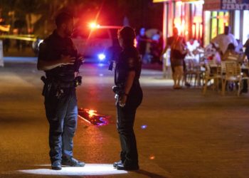 Nueve heridos por un enfrentamiento a tiros de dos grupos en un paseo playero en Florida
