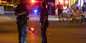 Nueve heridos por un enfrentamiento a tiros de dos grupos en un paseo playero en Florida