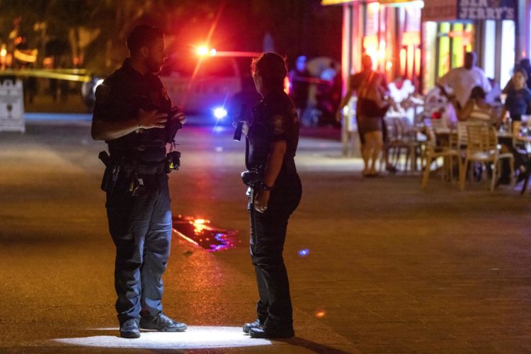 Agentes policiales registran el área donde se desató el tiroteo a lo largo de un malecón de playa en Hollywood, Florida, Estados Unidos.EFE/CRISTOBAL HERRERA-ULASHKEVICH