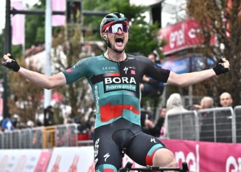 Nico Denz saca oro de la fuga del día, Geraint Thomas guarda la maglia rosa