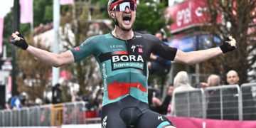 Nico Denz saca oro de la fuga del día, Geraint Thomas guarda la maglia rosa