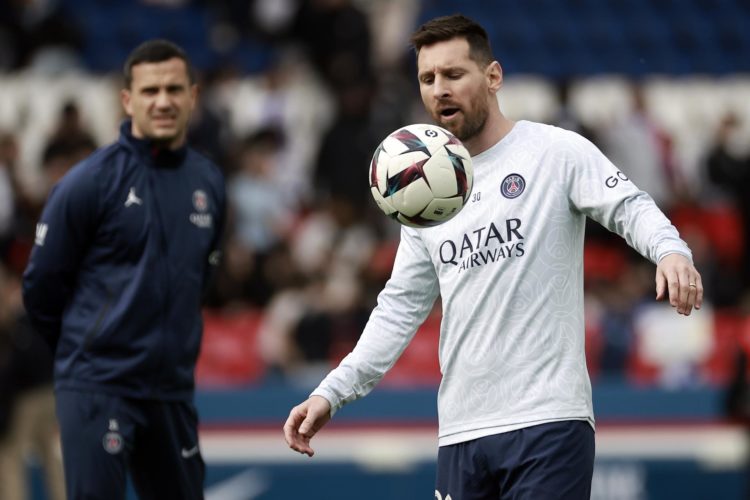 Lionel Messi durante el calentamiento previo al partido ante el FC Lorient. EFE/EPA/CHRISTOPHE PETIT TESSON