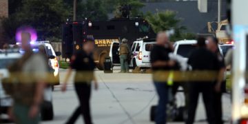 Al menos nueve muertos deja tiroteo en un centro comercial de Texas, en EE.UU.