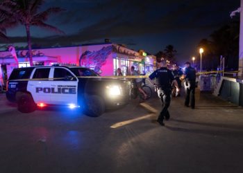 Cuatro menores entre los nueve heridos por una pelea a tiros en una playa de Florida