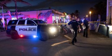 Cuatro menores entre los nueve heridos por una pelea a tiros en una playa de Florida