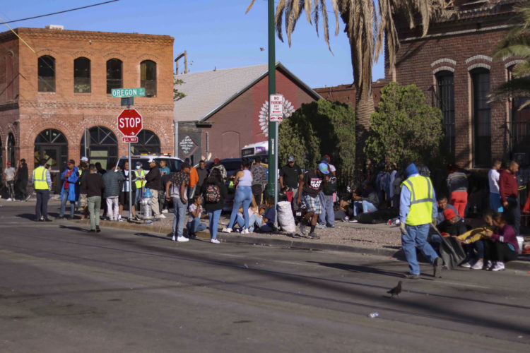 Decenas de inmigrantes esperan en la calle donde duermen, el 8 de mayo 2023, en las afueras de la Iglesia de Sagrado Corazón de Jesús, en la ciudad de El Paso, Texas (EE.UU.). EFE/Jonathan Fernández
