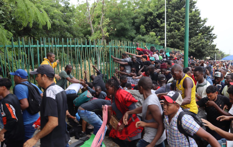 Grupos de migrantes rompen el cerco de seguridad para exigir papeles migratorios en Tapachula, estado de Chiapas (México). Fotografía de archivo. EFE/Juan Manuel Blanco