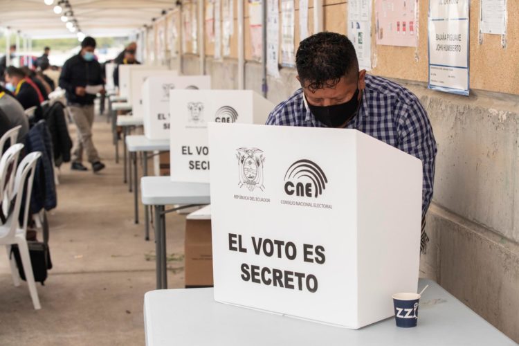 Fotografía de archivo de ecuatorianos ejerciendo su derecho al voto en Murcia (España). EFE/Marcial Guillén