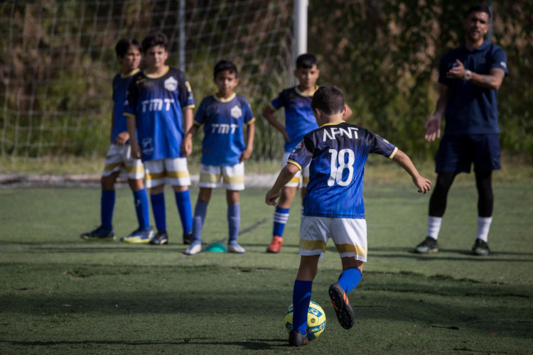 Niños practican fútbol en la Academia de Fútbol Nuevos Talentos en Caracas (Venezuela). EFE/ Miguel Gutierrez