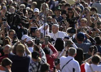 Europa está llamada a ser puente de paz y acoger a quien llega, según el papa