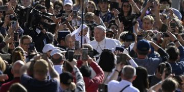 Europa está llamada a ser puente de paz y acoger a quien llega, según el papa