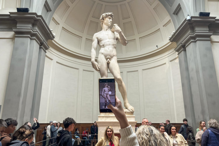 Foto de archivo de una visitante que toma una fotografía de la escultura del David de Miguel Ángel en la Galería de la Academia de Florencia, Italia. EFE/ Javier Romualdo