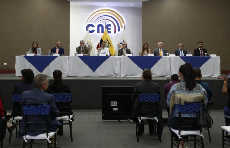 La presidenta del Consejo Nacional Electoral de Ecuador, Diana Atamaint (c), fue registrada este miércoles, 17 de mayo, durante una rueda de prensa, en Quito (Ecuador). EFE/José Jácome