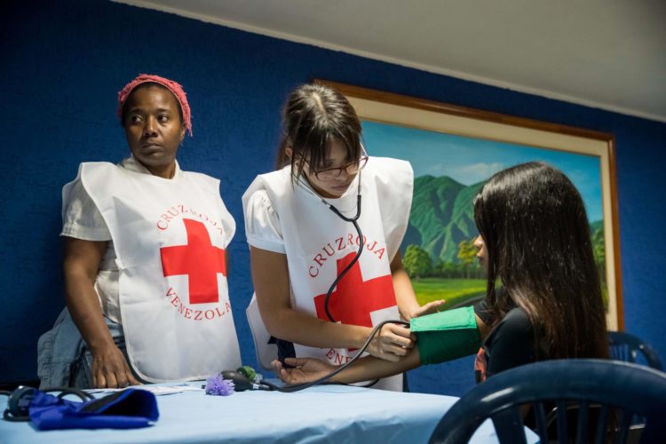 Personal de la Cruz Roja en una jornada de asistencia humanitaria, en Caracas (Venezuela), en una fotografía de archivo. EFE/Miguel Gutiérrez