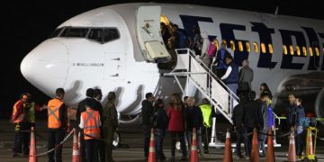 Avión con más de 100 migrantes varados en frontera de Chile parte a Venezuela
