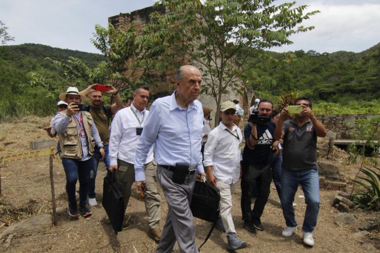 El ministro de Relaciones Exteriores de Colombia, Álvaro Leyva (c), recorre los antiguos hornos crematorios de Juan Frío, Norte de Santander (Colombia). EFE/Mario Caicedo