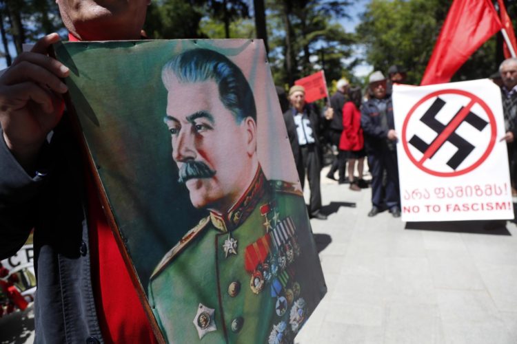 Comunistas georgianos sostienen un retrato del exlíder soviético Joseph Stalin durante las celebraciones del 78 aniversario de la victoria sobre la Alemania nazi en Tiflis, Georgia, el 9 de mayo.EFE/EPA/ZURAB KURTSIKIDZE