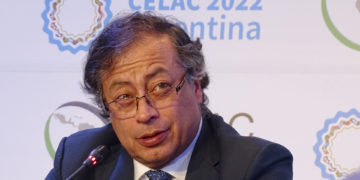 Petro da marcha atrás y admite que sigue búsqueda de cuatro niños de accidente de avión