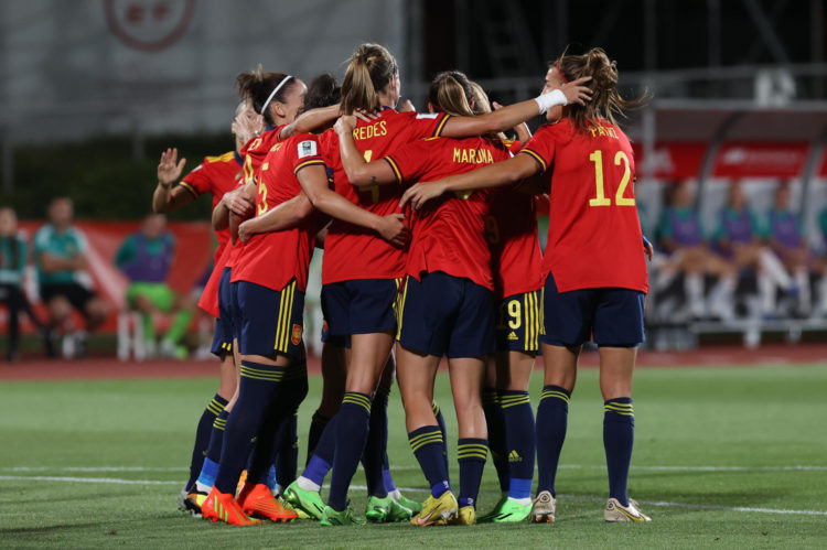 La defensa de la selección española de fútbol Irene Paredes junto a sus compañeras en una foto de archivo. EFE/ Kiko Huesca