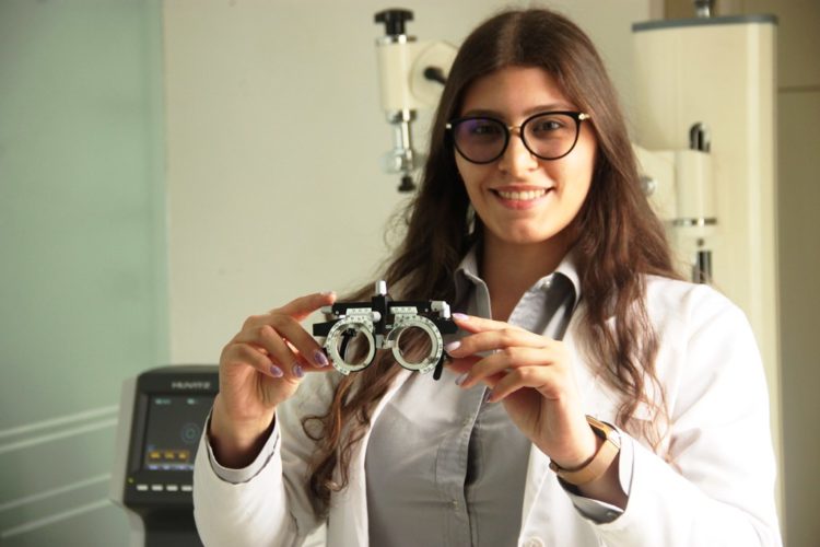 La especialista Jesarela Marcano aclara las diferencias que existen  entre un oftalmólogo y un optometrista.