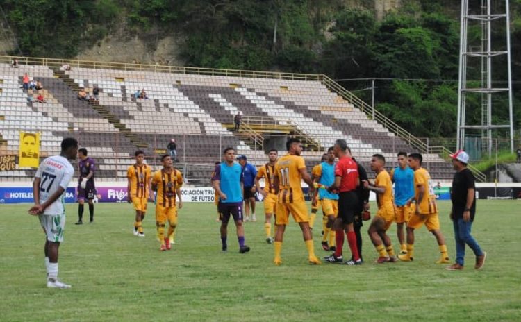  Al arbitro monaguense Gabriel Velásquez se le escapo el
partido de las manos después de decretar el supuesto penalti
(Gráficas: Alexander Viloria)