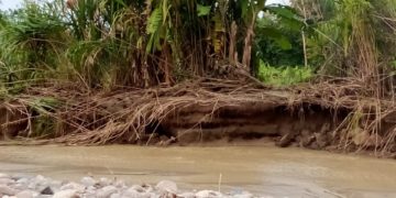 Familias en zozobra ante crecida de quebrada La Catalina