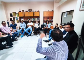 Líderes estudiantiles y sociales se reúnen con la comisión regional de primaria