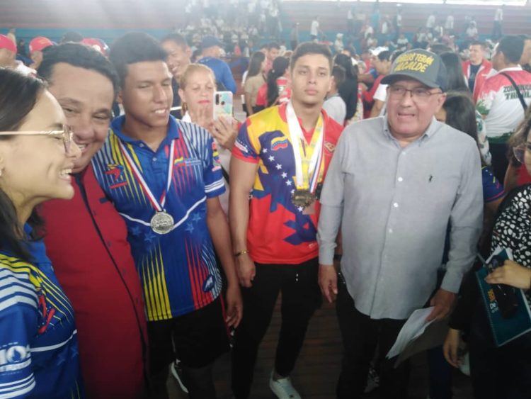 El profesor Carlos Terán acompaña a los atletas, al Gobernador del estado y a la propia Ministra Santaella (Gráficas: Prensa Iamd-Trujillo).