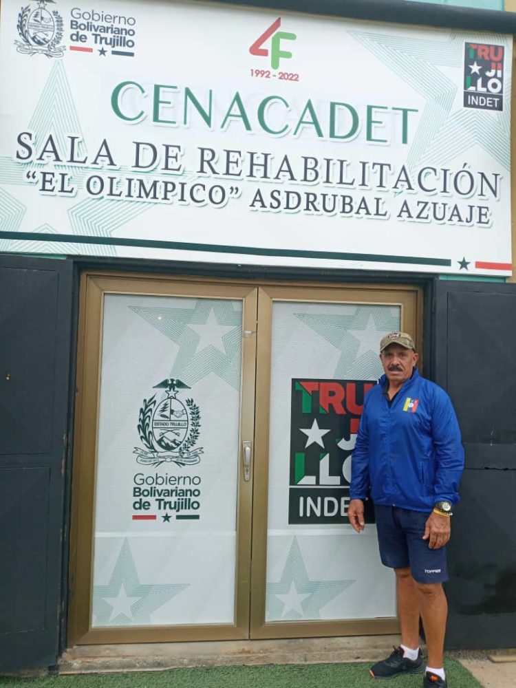 Asdrubal "El Olimpico" Azuaje se muestra orgulloso y comprometido con la Sala de Rehabilitación que lleva su nombre (Gráficas: Miguel Albarrán)